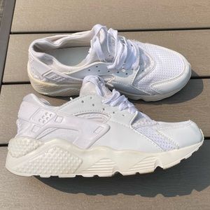 white nike air huarache, size 5 men & size 6.5 women